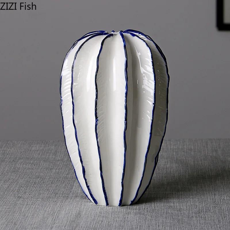 Vase Élégant Blanc Avec Motifs Bleu Marine