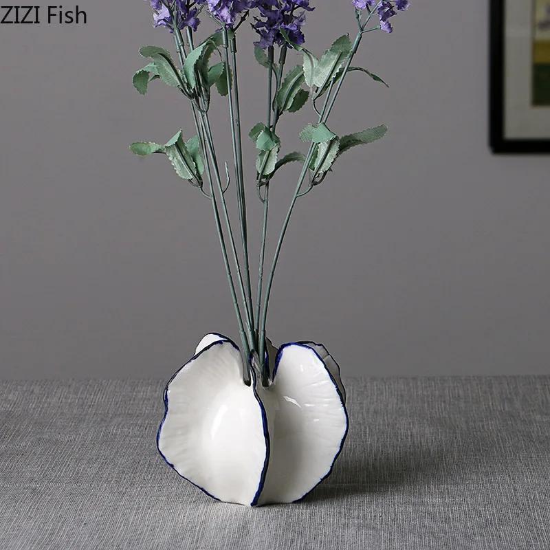 Vase Élégant Blanc Avec Motifs Bleu Marine