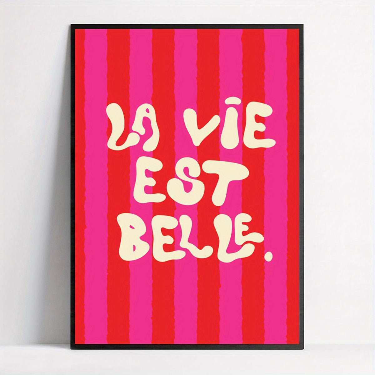 Affiche la vie est belle : design retro et minimaliste, aux couleurs roses et vibrantes.