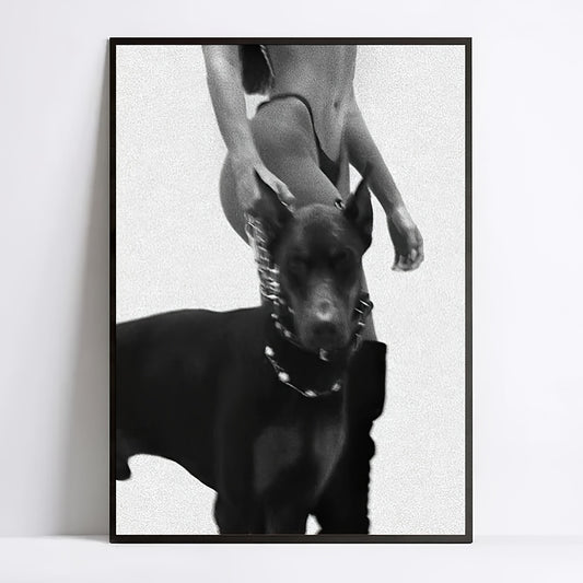 Affiche chien en laisse stylée en noir et blanc, une touche moderne et audacieuse pour votre décor.