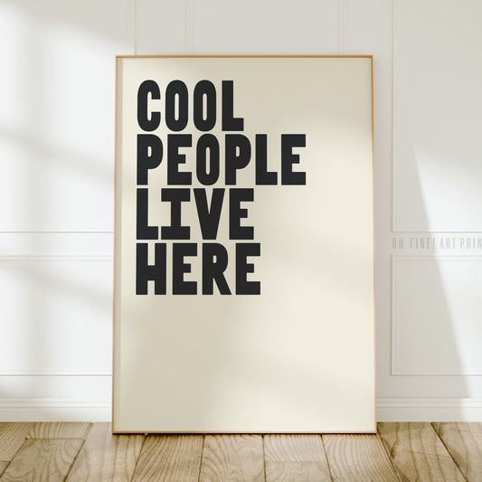 Affiche minimaliste Cool People Live Here, un style rétro et vintage pour une déco chaleureuse.