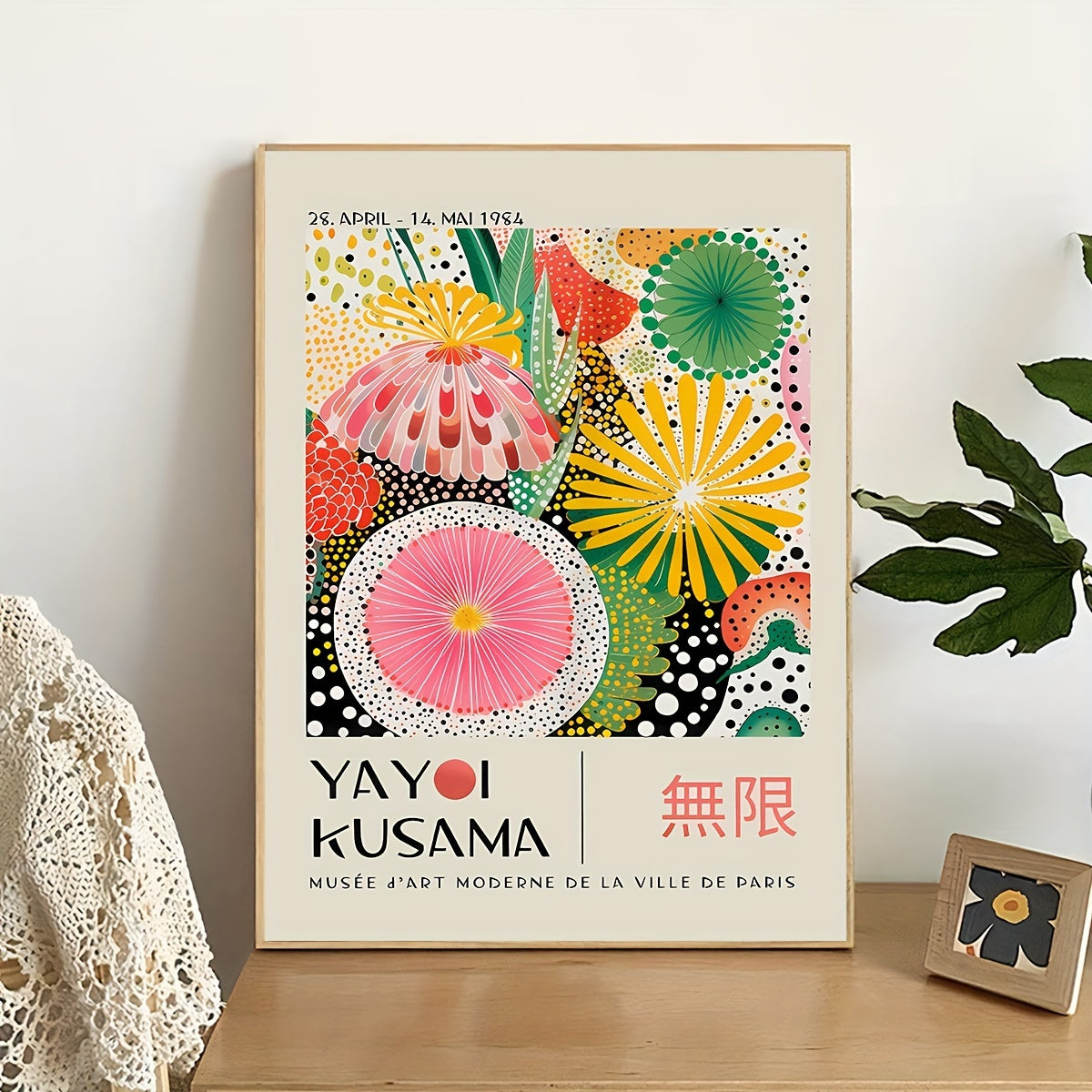 Affiche Yayoi Kusama : une explosion de couleurs naturelles, pour une décoration chaleureuse et moderne.