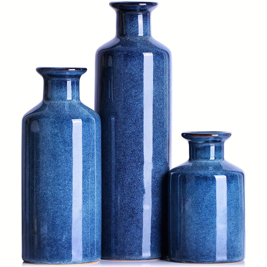 Vase céramique bleu élégant en trio, parfait pour une décoration vintage et chaleureuse.