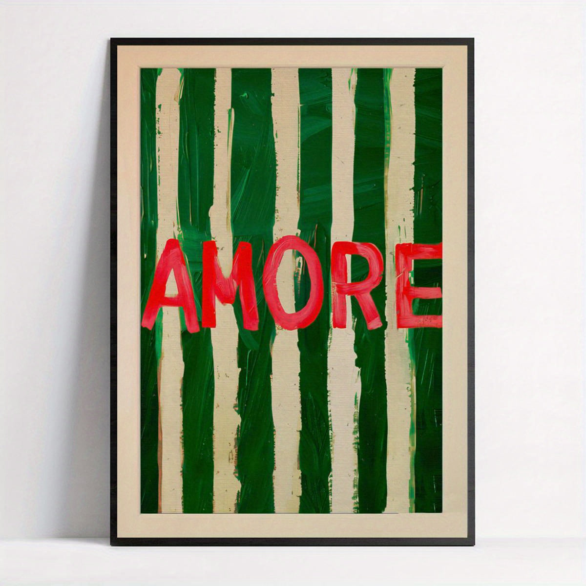 Affiche Amore, minimaliste et rétro, avec rayures vertes et roses pour une atmosphère chaleureuse.