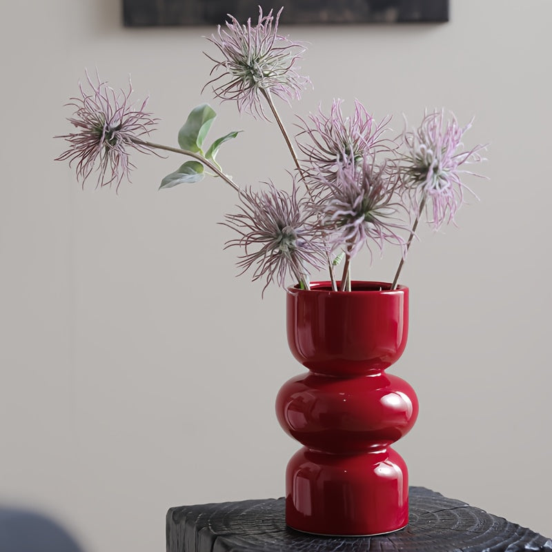 Vase minimaliste en céramique rouge, parfait pour une décoration vintage et chaleureuse.