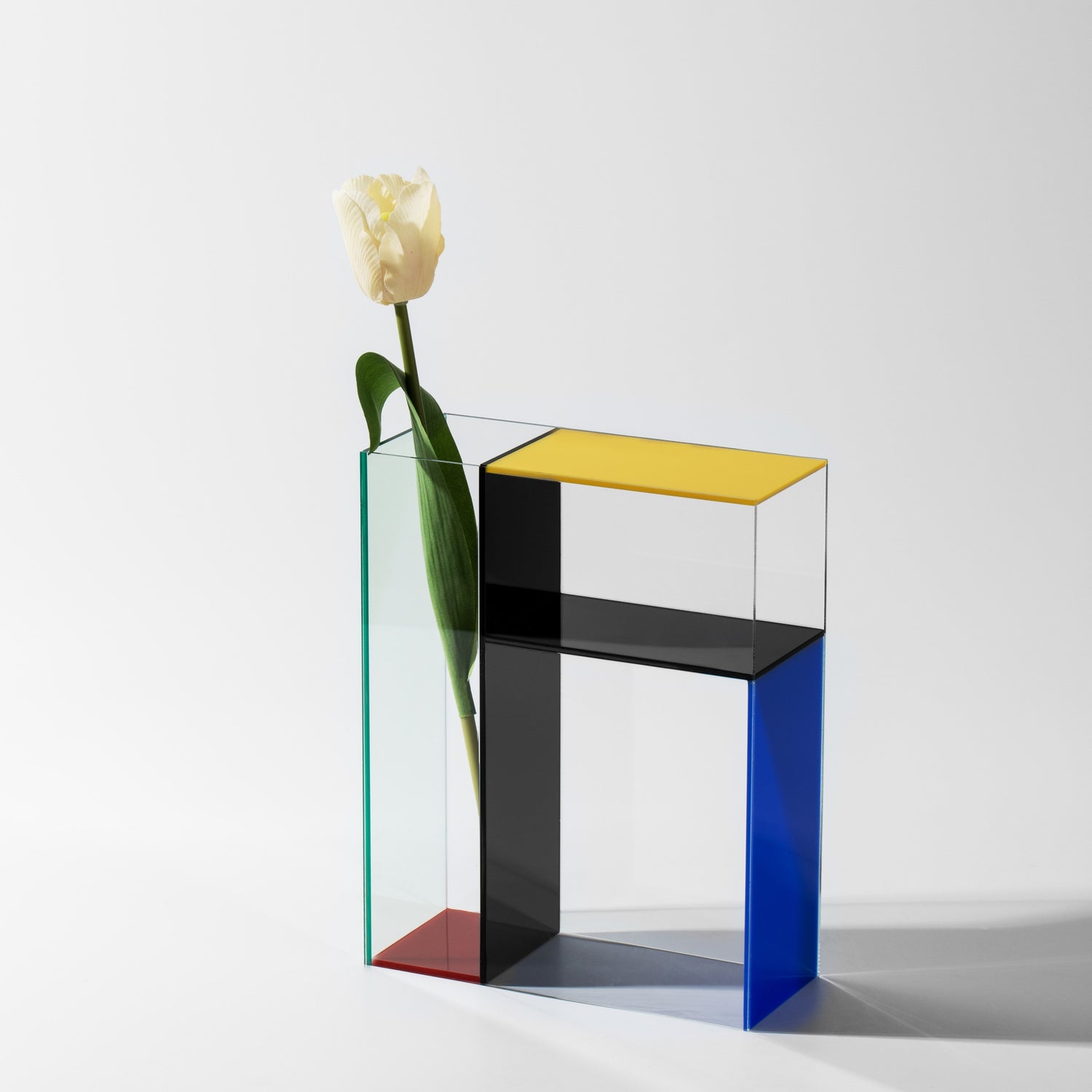 Vase Mondrian : élégant vase en verre vintage pour fleurs, ajoutant une touche de déco moderne.