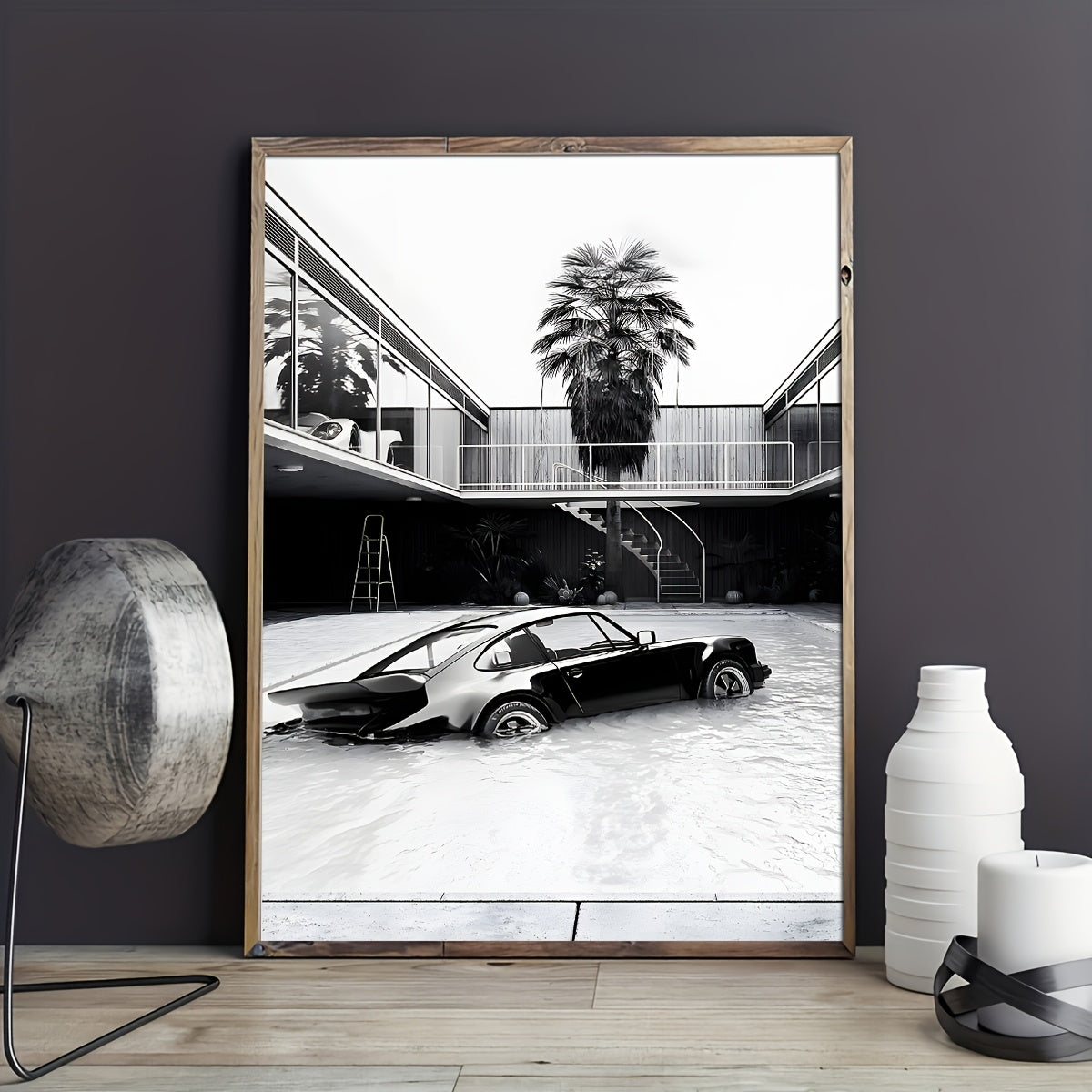 Affiche Porsche vintage, une voiture noire dans une piscine, style gangster en noir et blanc.