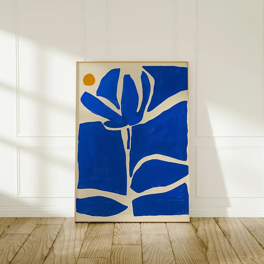 Affiche Art Floral bleu minimaliste, poster abstrait représentant une fleur stylisée sur fond clair.