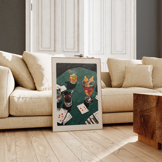 Affiche poker vintage avec cocktails et cartes, une touche minimaliste et chaleureuse pour votre déco.